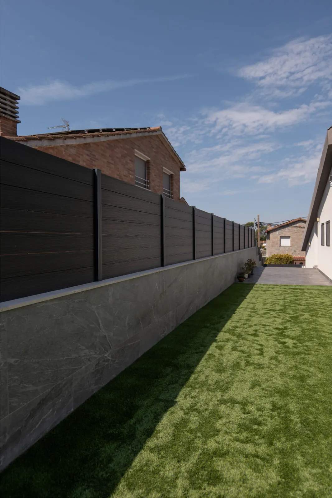 Valla Black instalada sobre un muro escalonado en Lliçà d'Amunt