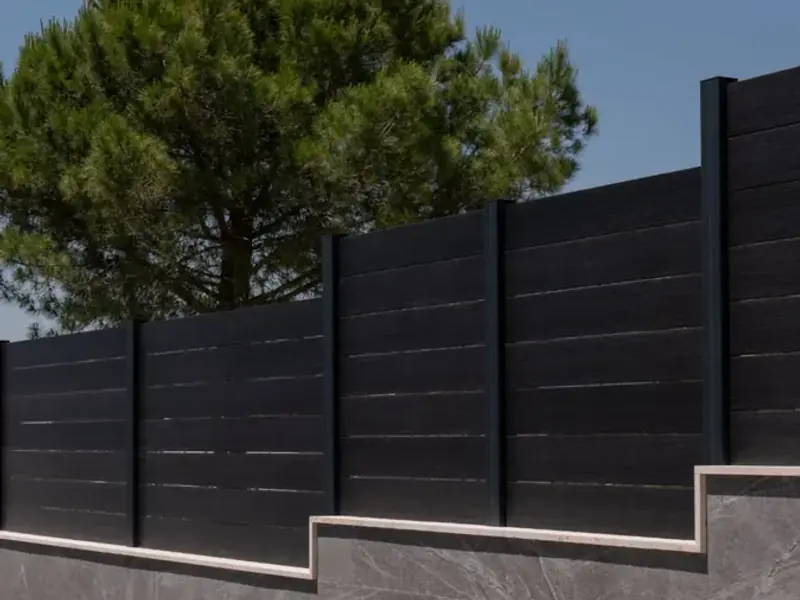 Valla Black instalada sobre un muro escalonado en Lliçà d'Amunt