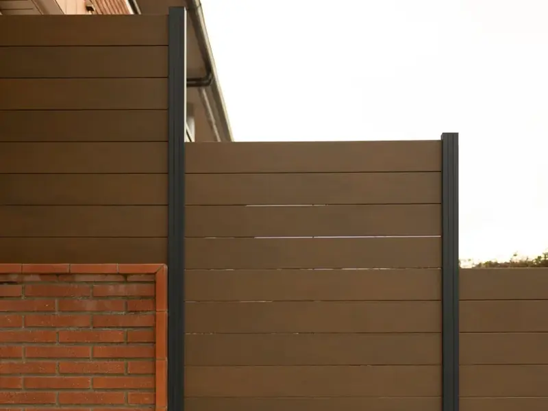 Valla Dark Ipe con postes antracita en Sant Quirze del Vallès