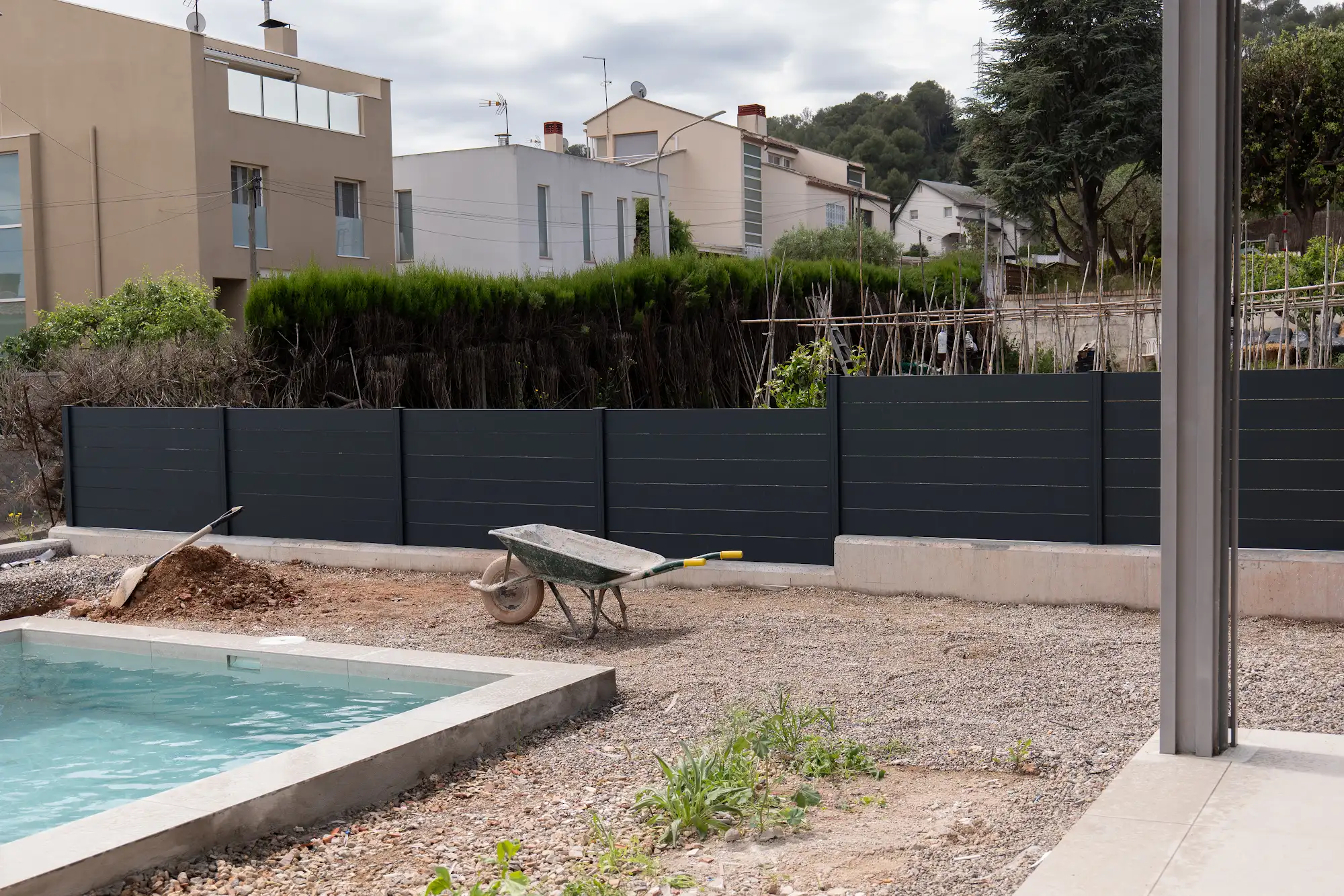 Vallado antracita junto a una piscina residencial