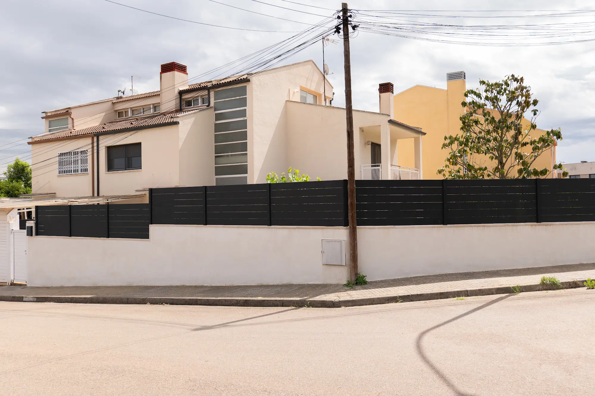 Cerramiento antracita instalado sobre el muro perimetral de una vivienda