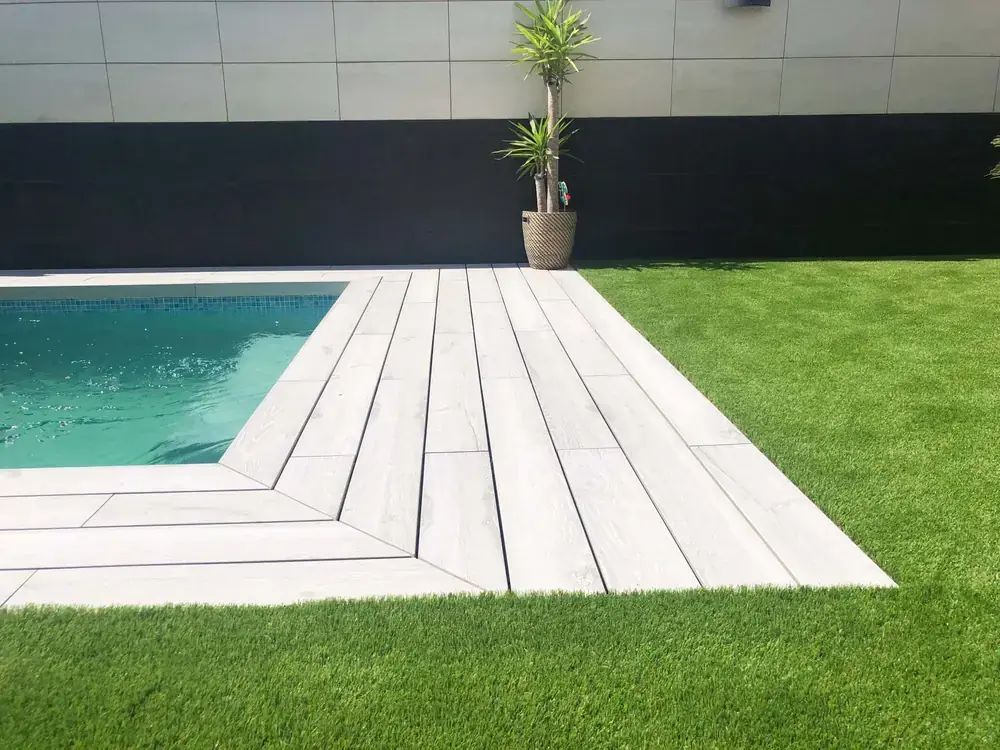 Césped artificial instalado en un jardín de vivienda en Blanes
