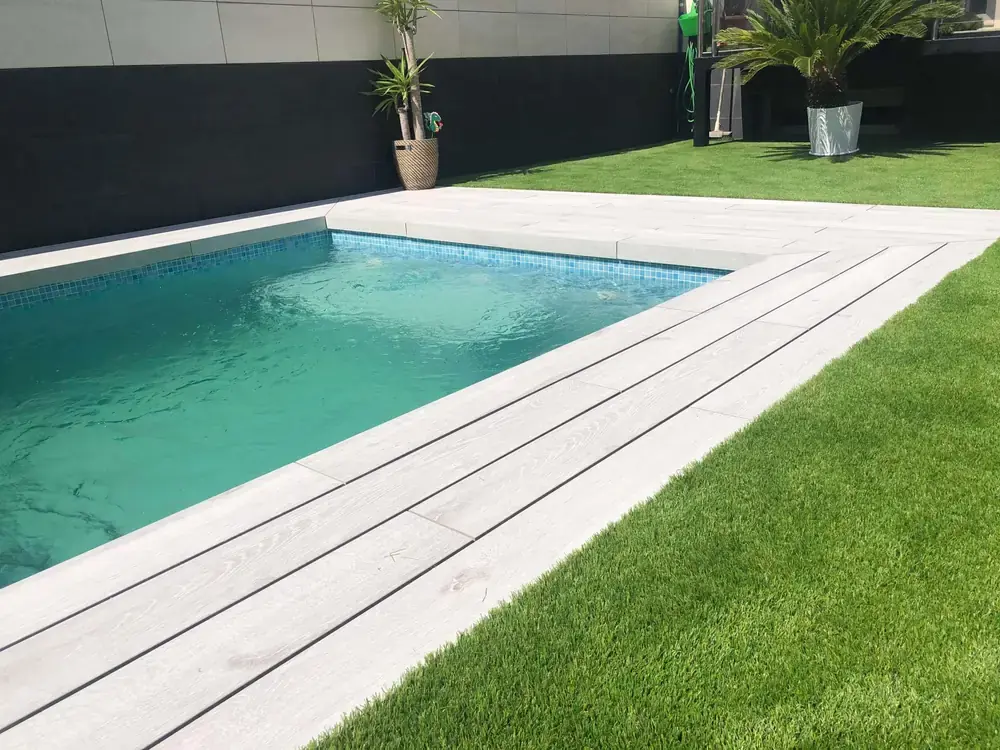 Jardín de Blanes con césped artificial y remates perimetrales bien ejecutados