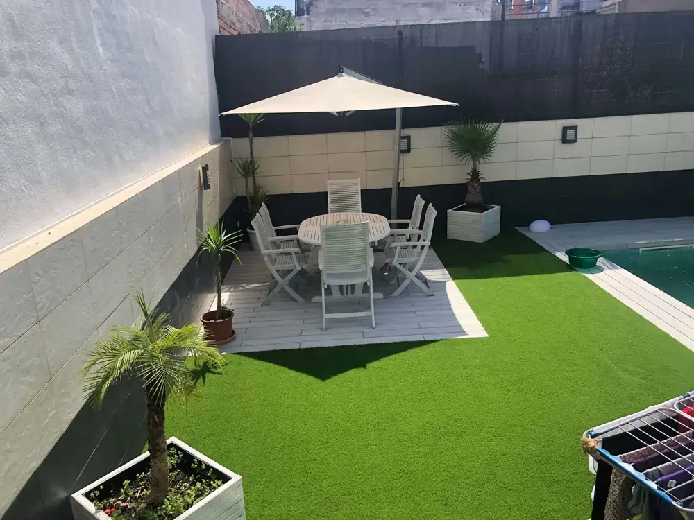 Superficie de césped artificial para uso residencial en Blanes