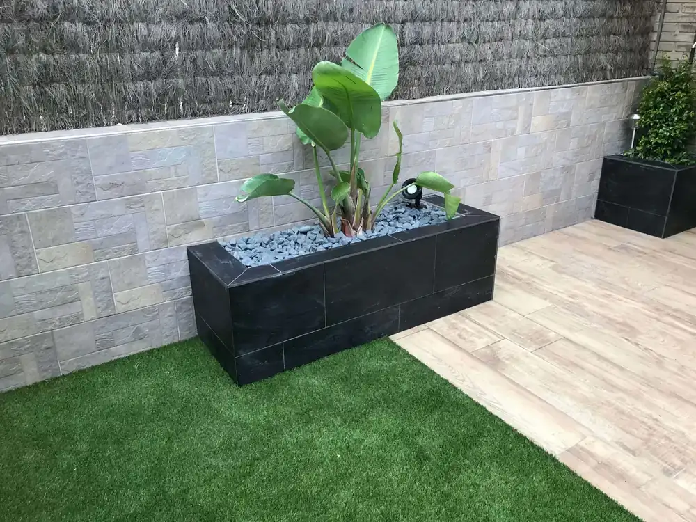 Instalación de césped artificial en un jardín residencial de Blanes