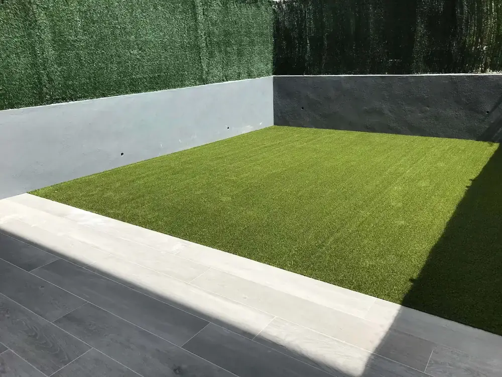 Jardín con césped artificial y acabado de alta densidad en Blanes