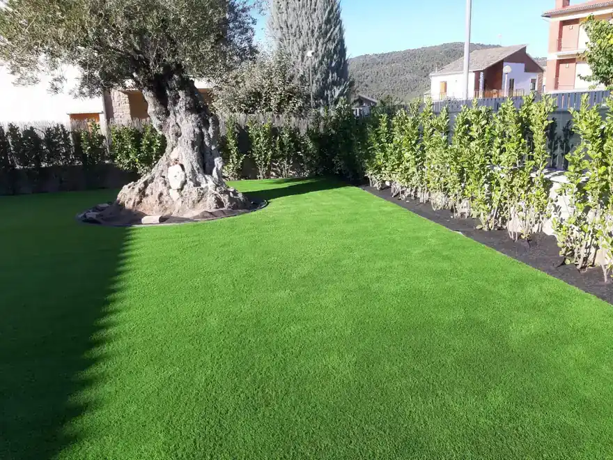 Comparativa visual de césped artificial antes y después en Sabadell