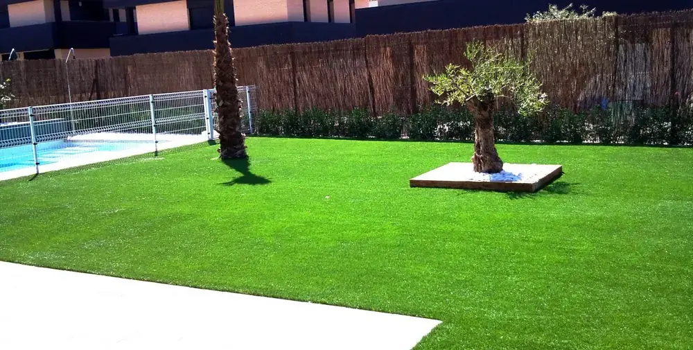 Jardín con césped artificial y uso familiar en Sabadell