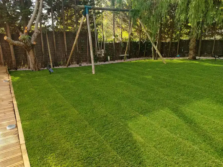 Césped artificial instalado en jardín residencial con remates limpios