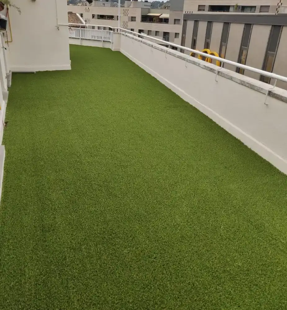 Proceso de instalación de césped artificial con ajuste del soporte