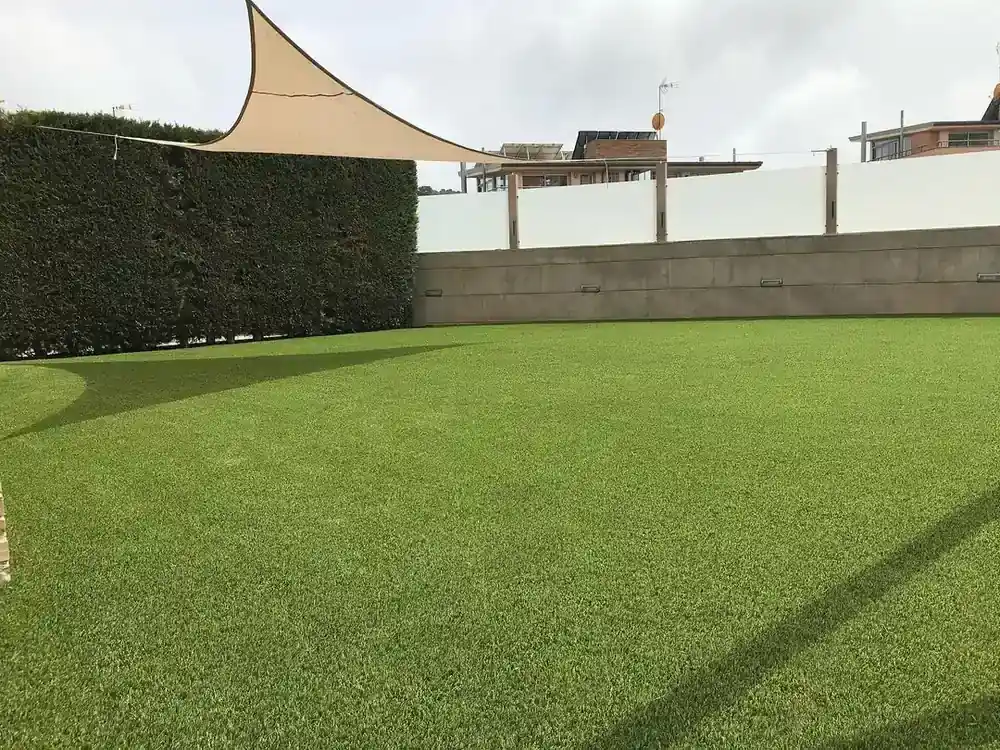 Césped artificial instalado sobre superficie exterior con drenaje resuelto