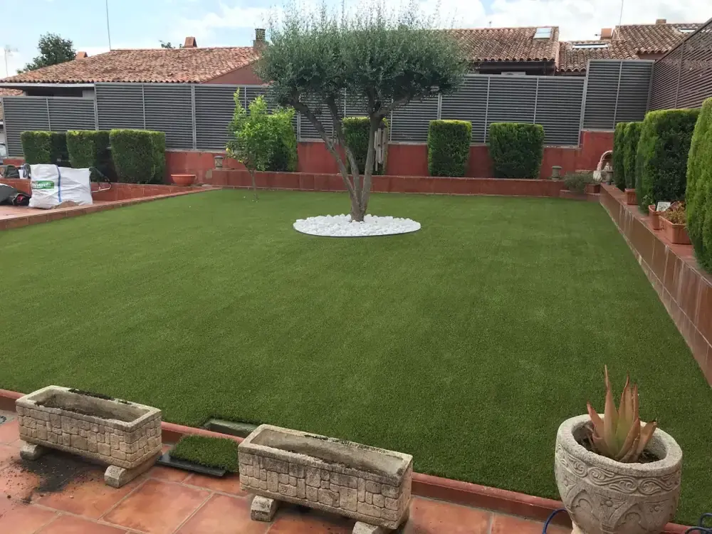 Jardín residencial con césped artificial en Manresa