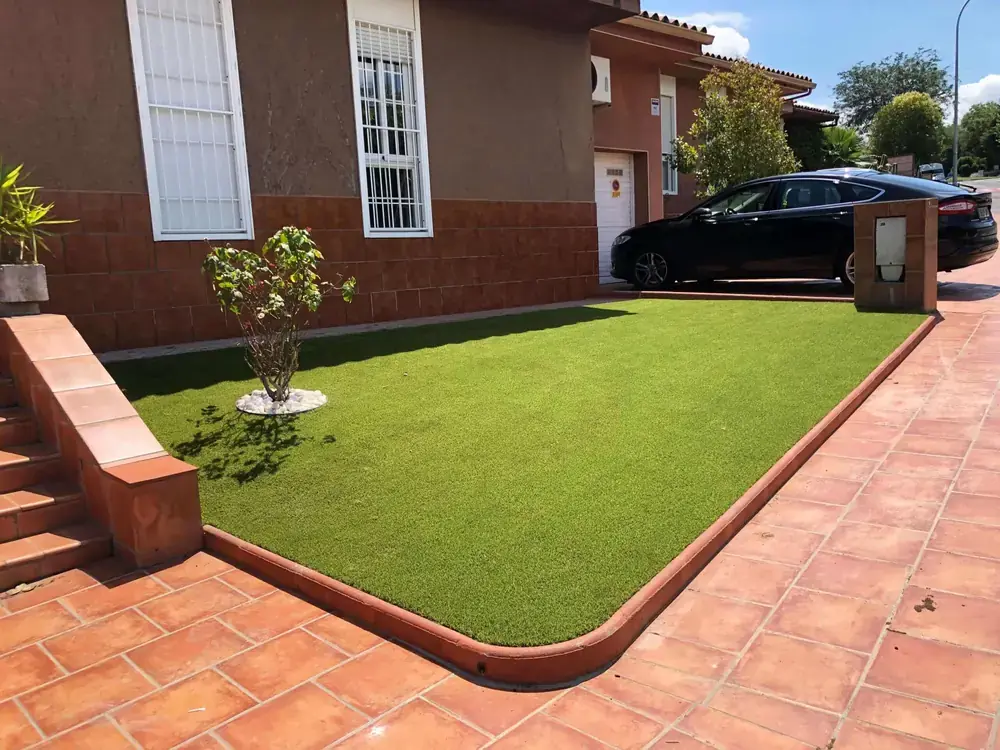 Instalación de césped artificial en jardín de vivienda en Rubí
