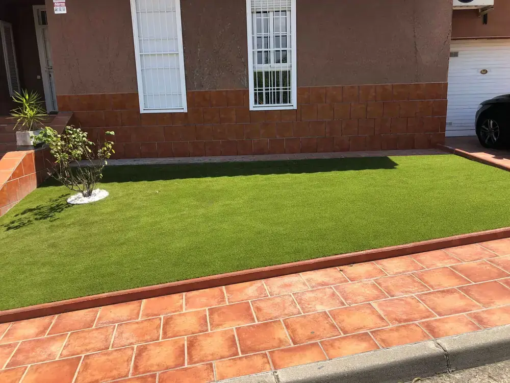 Preparación de jardín con césped artificial y corrección de niveles en Rubí