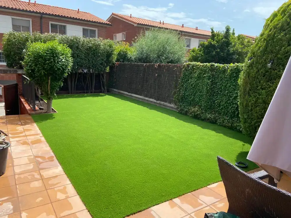 Jardín residencial con césped artificial instalado en una vivienda de Rubí