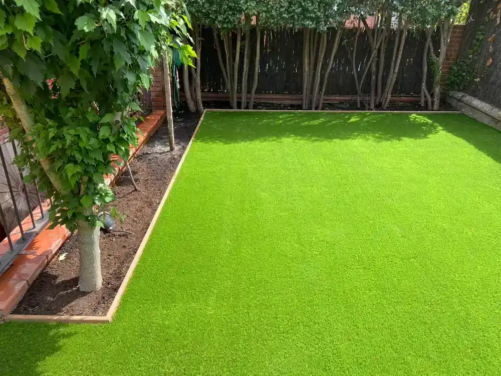 Exterior residencial con césped artificial combinado con zonas duras en Rubí