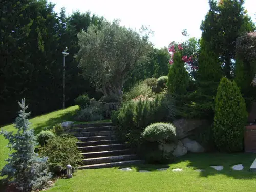 Trabajo de mantenimiento en un jardín con superficie vegetal principal