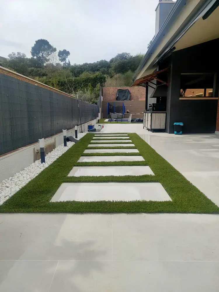Recorrido de jardín con vegetación y pavimentos integrados