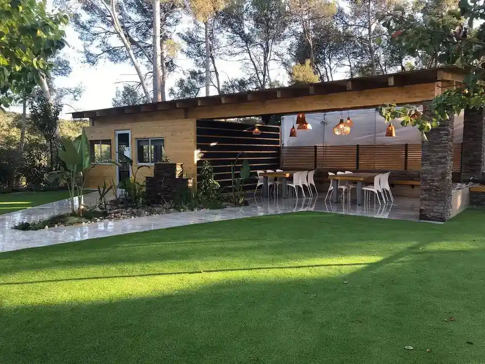 Proyecto de jardinería y paisajismo en un jardín residencial