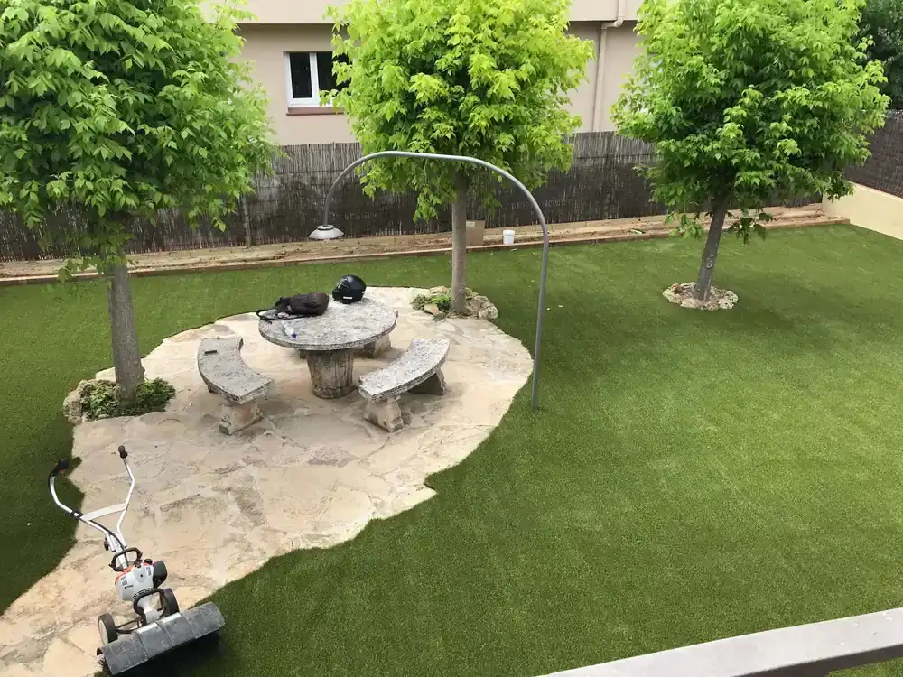 Composición vegetal y estructura de un jardín residencial