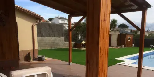 Proyecto exterior con pérgola, tarima y zona de relax en jardín