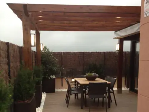 Pérgola de jardín con estructura ligera para ampliar el uso del exterior