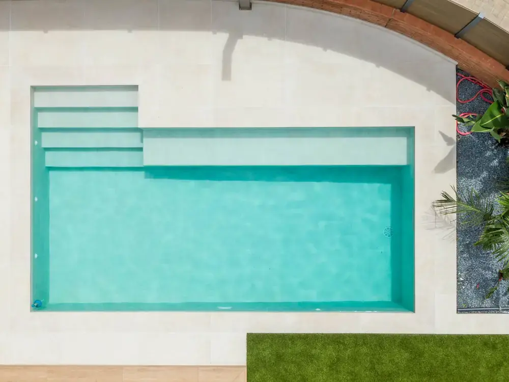 Piscina de obra a medida en proyecto residencial de Badalona
