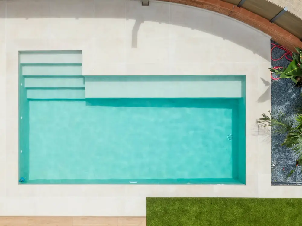 Piscina en Barcelona con hidromasaje y jardín