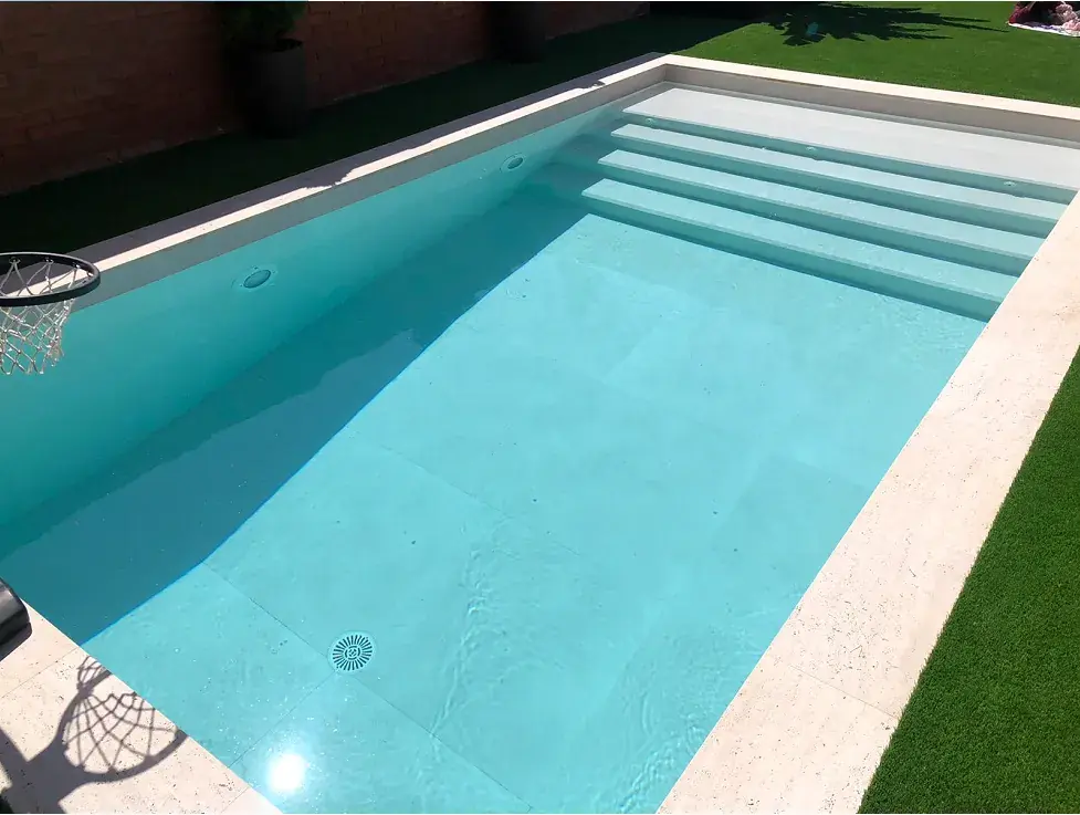 Piscina blanca acabada en vista frontal