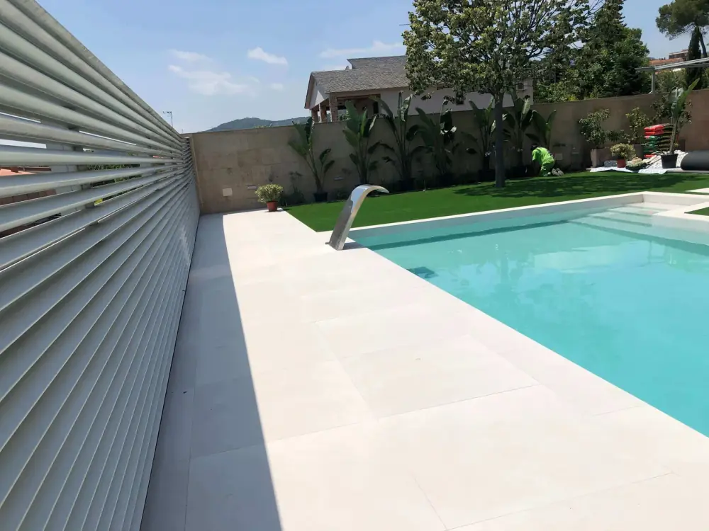 Detalle cenital de piscina con escalones integrados