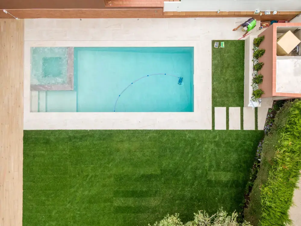 Detalle de acabados de piscina residencial