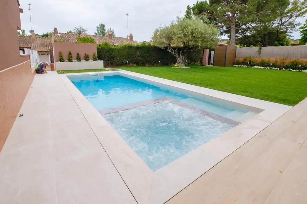 Acabados perimetrales de piscina de obra