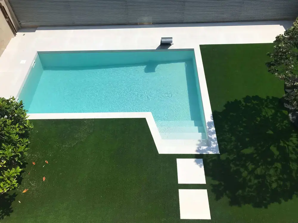 Proyecto de piscina blanca en Rubí con zona de baño amplia