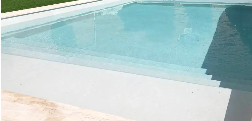 Detalle de diseño de piscina blanca a medida