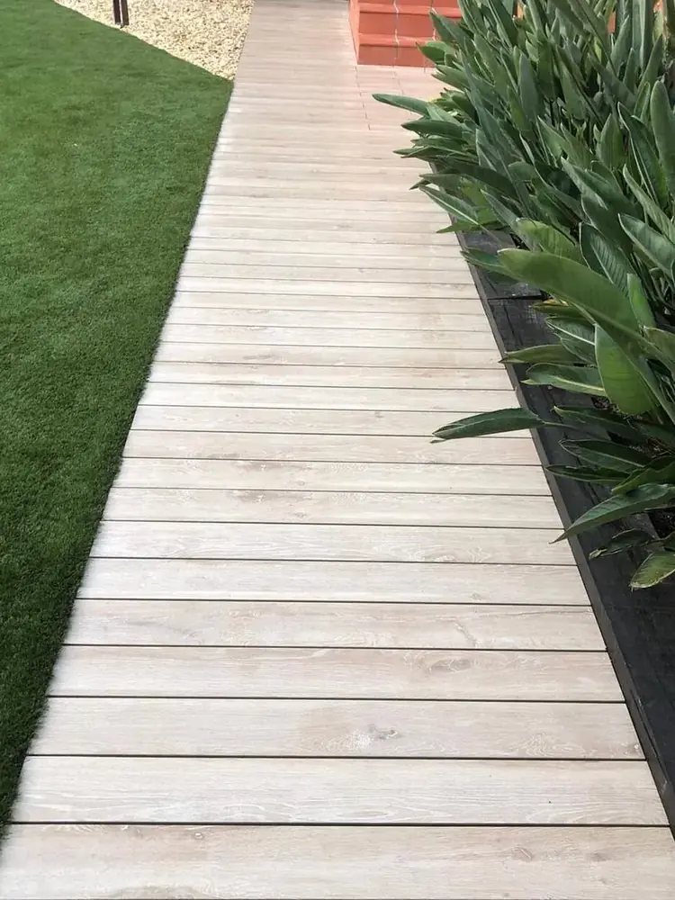 Detalle de tarima exterior integrada en proyecto arquitectónico