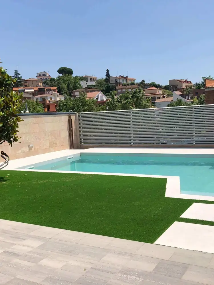 Piscina residencial integrada en propuesta de arquitectura exterior