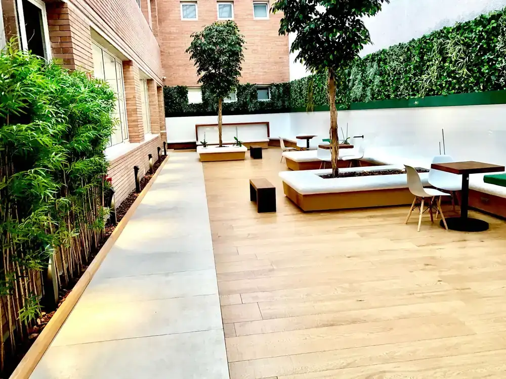 Proyecto exterior finalizado con vegetación y pavimentos coordinados
