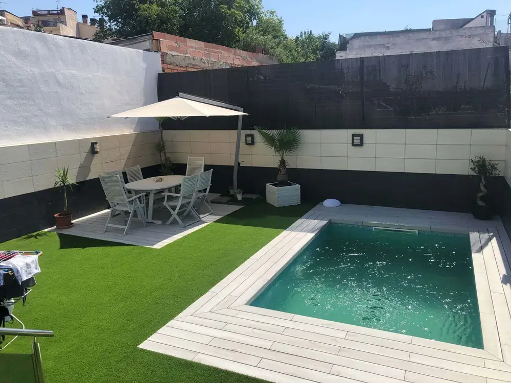 Exterior terminado con relación cuidada entre vivienda y terraza