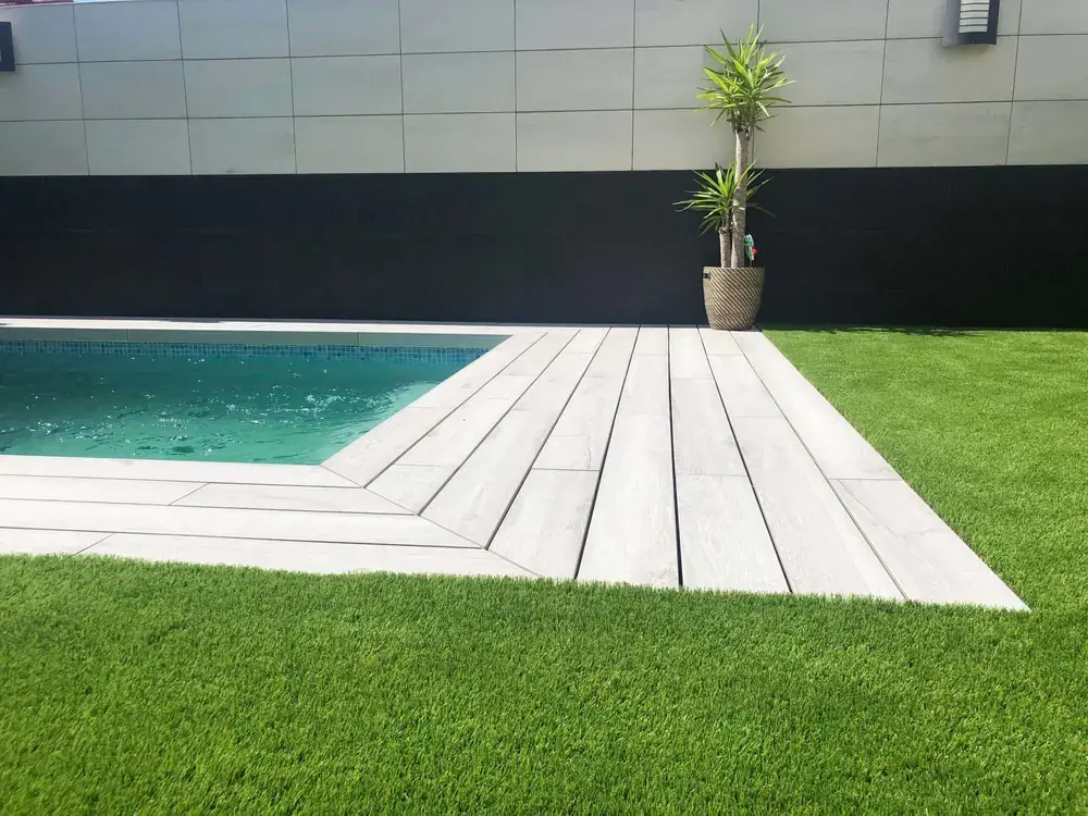 Tarima exterior y piscina en proyecto residencial ejecutado