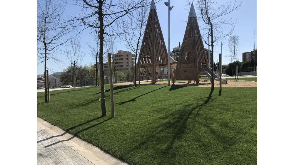 Jardín de césped natural mantenido con base y riego bien resueltos