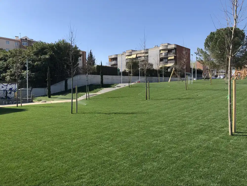 Detalle del proyecto de césped natural y urbanización verde a gran escala