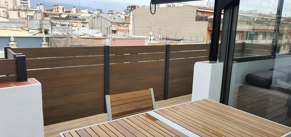 Vista de terraza reformada con materiales de exterior duraderos