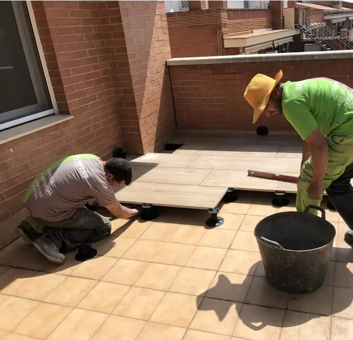 Colocación de suelo técnico en patrón rompejuntas