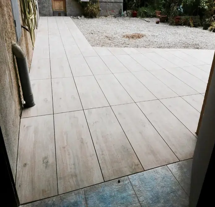 Acabado de suelo técnico imitación madera para jardín