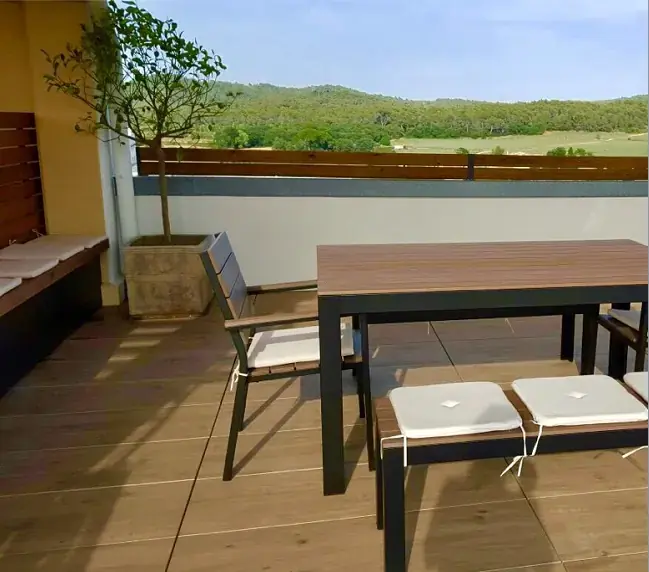 Detalle de suelo exterior efecto madera de bajo mantenimiento
