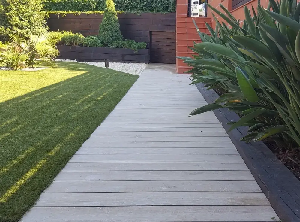 Acabado de tarima exterior con lamas efecto madera
