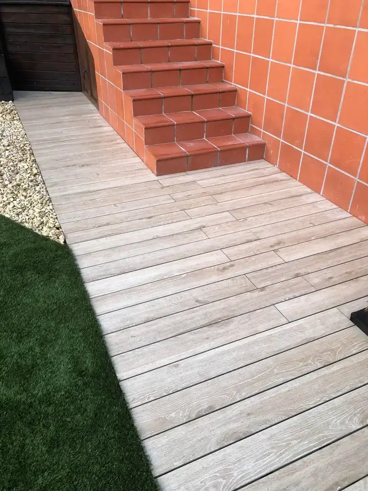 Tarima antiestática junto a césped artificial y escalera