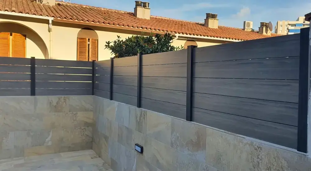 Instalación de valla sintética para privacidad exterior