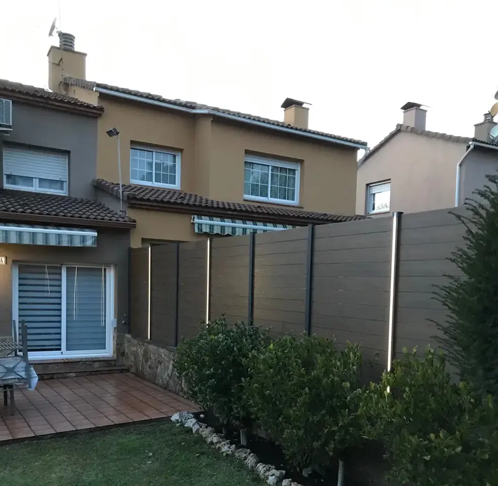 Proyecto terminado de valla de madera tecnológica