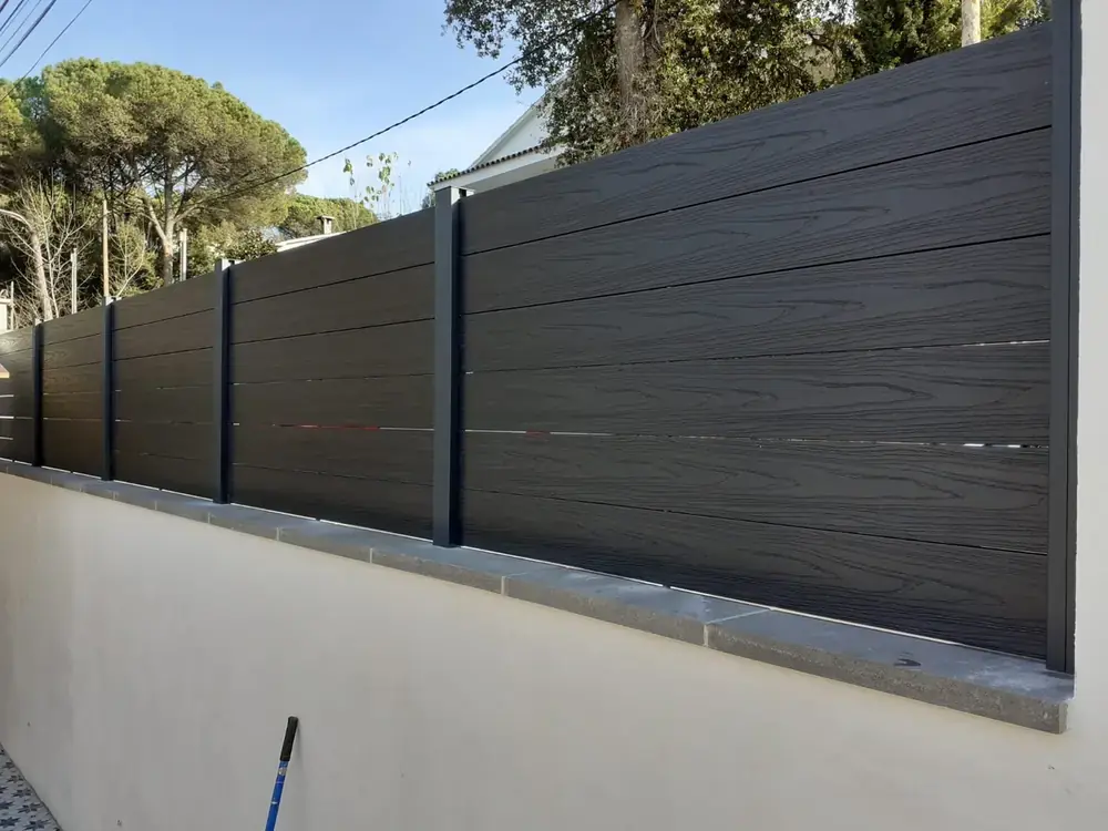 Montaje de valla de madera tecnológica en zona exterior